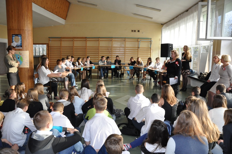 Uczniowie klas II współzawodniczą w Turnieju Wiedzy o Patronie.JPG